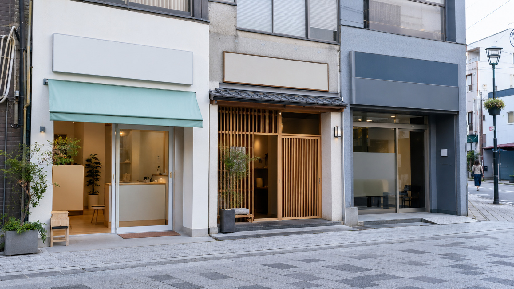 商店街に並ぶ複数の施術所の外観を見渡す情景